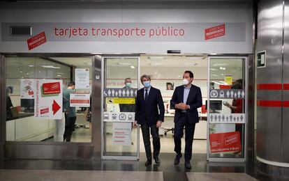 Ignacio Aguado y Ángel Garrido, en una oficina de gestión de la tarjeta del abono transporte en el metro de Madrid, este martes.