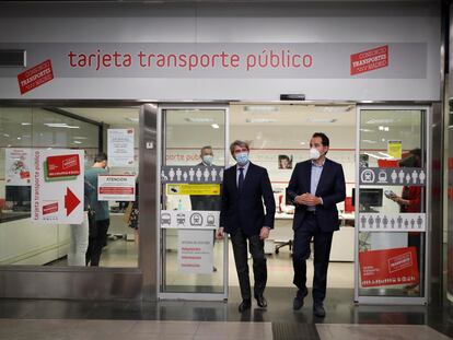 Ignacio Aguado y Ángel Garrido, en una oficina de gestión de la tarjeta del abono transporte en el metro de Madrid, este martes.