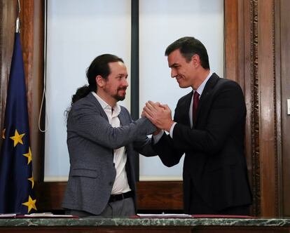 Reunión entre Pedro Sanchez y Pablo Iglesias para firmar el pacto de gobierno, en el Congreso de los Diputados, el 30 de diciembre de 2019.