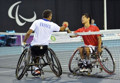 El francés Houdet felicita al japonés Kuneida, ganador de la final de tenis sobre silla de ruedas.