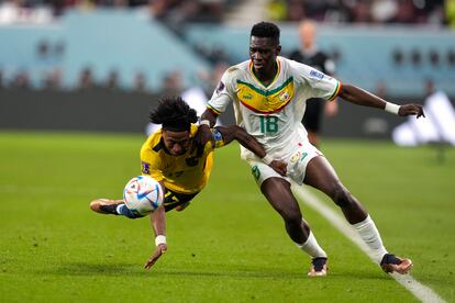 El ecuatoriano Angelo Preciado, izquierda, y el senegalés Isamaila Sarr, pugnan por el balón. 