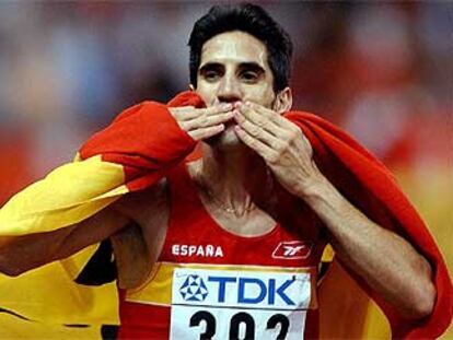 Eliseo Martín celebra su medalla de bronce en la final de los 3.000 metros obstáculos en los Campeonatos del Mundo de París.