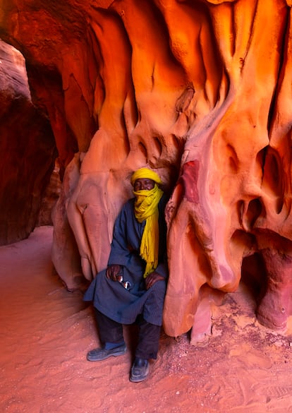 Argelia, un descubrimiento cercano y exótico. A unas tres horas de vuelo desde Europa, Argelia es uno de los destinos cercanos más interesantes para el viajero aventurero. Aquí todavía quedan oportunidades para hacer escapadas nada turísticas en tren, contemplar casi en solitario yacimientos romanos bien conservados y sentirse como el primer descubridor de bellas ciudades históricas, como las ciudadelas en lo alto de las colinas de color pastel del valle de M’Zab, donde se han prohibido los selfis para evitar convertirlas en otro destino de Instagram.
Pero el gran protagonista de Argelia es el desierto del Sáhara. Este sobrecogedor paisaje de catedrales rocosas, mares de arena y cañones erosionados se extiende a lo largo de 1.610 kilómetros y alcanza su punto culminante en Tassili N’Ajjer, cuna de la cultura nómada tuareg y una de las grandes colecciones de arte rupestre del mundo. A veces las pegas burocráticas para entrar en el país también parecen prehistóricas, pero este vuelve a ser un lugar seguro para viajar, y quienes lo visiten podrán tener una experiencia asequible, sin multitudes y con algunas de las vistas más espectaculares del continente africano.