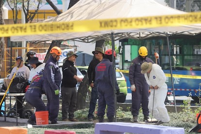 Un equipo de búsqueda trabaja en el sitio donde fueron hallados dos cuerpos enterrados en la alcaldía Gustavo A. Madero, el 12 de abril en Ciudad de México.