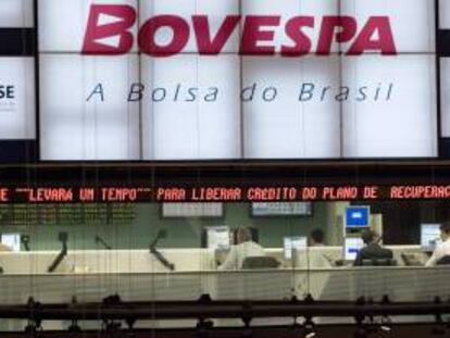 En la bolsa de Sao Paulo, la principal de la región, el Ibovespa subió un 1,27 %, la mayor apreciación de la zona en la jornada de este viernes, hasta alcanzar los 50.981 puntos, tras operaciones por 4.012 millones de dólares. EFE/Archivo