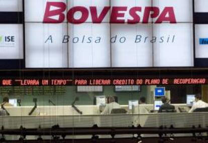 En la bolsa de Sao Paulo, la principal de la región, el Ibovespa subió un 1,27 %, la mayor apreciación de la zona en la jornada de este viernes, hasta alcanzar los 50.981 puntos, tras operaciones por 4.012 millones de dólares. EFE/Archivo