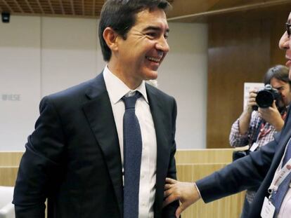 El consejero delegado de BBVA Carlos Torres Vila (izquierda), conversa con el presidente de la AEB, José María Roldán. S. Barrenechea / EFE