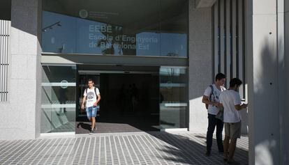 Entrada de una facultad de la Universitat Politècnica de Catalunya.