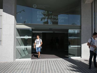 Entrada de una facultad de la Universitat Politècnica de Catalunya.