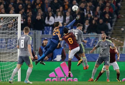 Szczesny despeja el balón ante Dani Carvajal