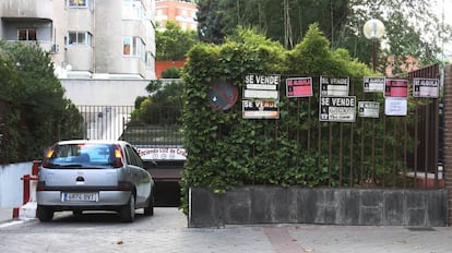 Carteles de venta y alquiler de plazas de aparcamiento.