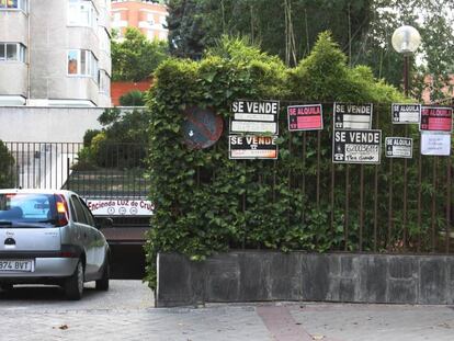 Carteles de venta y alquiler de plazas de aparcamiento.