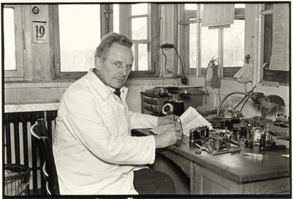 El ingeniero Oskar Barnack, en su lugar de trabajo, de 1934.