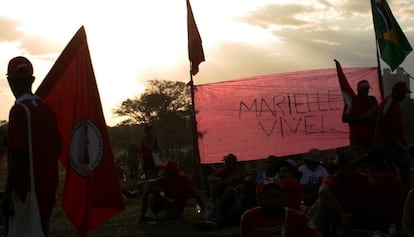 Ativistas do MST - do acampamento que recebeu o nome em memória da vereadora carioca assassinada Marielle Franco - durante ato político, em protesto pela prisão do ex-presidente Luís Inácio Lula da Silva, no dia do registro da sua candidatura à Presidência da República, em frente à sede do TSE, em Brasília, DF. 15/08/2018.   @fotoanaaraujo