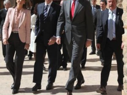 El Príncipe junto al ministro de Industria, José Manuel Soria, y la delegada del Gobierno, Maria de los Llanos de Luna, en Tremp.