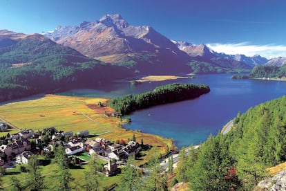 Cerca de la exclusiva estación de esquí de Saint Moritz, Sils Maria se ha hecho conocida gracias a la película 'Viaje a Sils Maria', protagonizada por Juliette Binoche y Chris Stewart, y a las visitas del filósofo Friedrich Nietzche. Pero si bien lo más probable es que el visitante no pueda ver la célebre Maloja Snake (un banco de nubes que se mueve entre dos picos camino de un valle como una serpiente) del filme de Olivier Assayas, sus pistas de esquí y posibilidades de senderismo ofrecen numerosas posibilidades tanto en invierno como en verano. Sin mencionar las posibilidades gastronómicas en la vecina Saint Moritz, donde en invierno se celebra la Copa Mundial de Polo sobre Hielo.