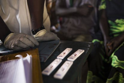 Personal de MSF comprueba los test de malaria que han realizado en una comunidad.