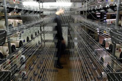 Un empleado supervisa la producción en un taller textil de Varese. La economía italiana solo ha crecido un 2,43% en la primera década del siglo.