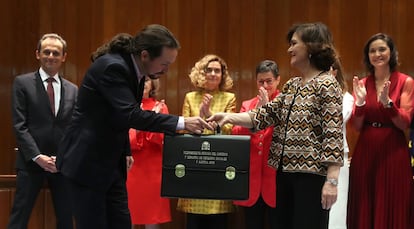 La vicepresidenta primera del Gobierno, Carmen Calvo, entrega la cartera al nuevo vicepresidente segundo, ministro de Derechos Sociales y Agenda 2030, Pablo Iglesias.