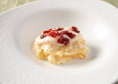 Ensaladilla rusa con jamón ibérico, elaboración de Dani Carnero, en La Cosmopolita, Málaga.