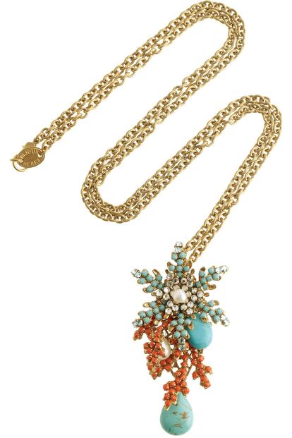 Glamour: esta cadena de oro con cristales Swarovsky es perfecto para aportar un toque chic a un look sencillo. Lo puedes conseguir en Net-a-porter (450 euros).