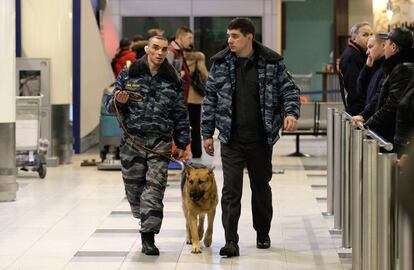 Policías patrullan el aeropuerto de Domodedovo con perros especializados en la detección de explosivos.