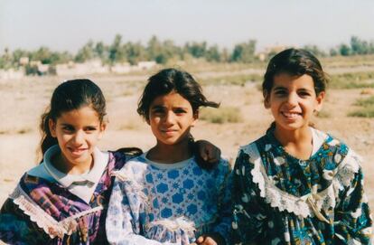 Bagdad, Irak. 2002. Mi estancia en Irak se prolongó desde principios de 2002 a mediados de 2004. A nuestro regreso a Bagdad en mayo de 2003 tras una breve evacuación durante la guerra, se nos recomendó contratar un guarda armado y reducir nuestras salidas a lugares públicos. Para alguien que había vivido en el país durante un tiempo considerable previo a la guerra esta adaptación resultaba muy complicada. ¿Cómo era posible que la amabilidad y la hospitalidad de los iraquíes se hubieran esfumado de repente? Estas niñas posaron para la foto durante una visita turística al antiguo Palacio de Ctesifonte, al sur de Bagdad.