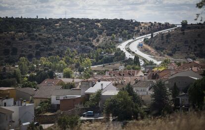 La Autopista A-1 de Burgos a su paso por Venturada. Recientemente este pueblo de 2.032 habitantes ha construido un polideportivo, un colegio bilingüe y un espacio de co-working. Después de años de espera acaba de llegar la fibra óptica. "Si damos calidad de vida no habrá nada comparable a vivir en la sierra", dice el alcalde, Daniel Caparrós.