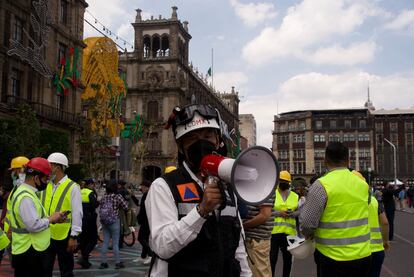 Un brigadista organiza a la gente sobre la plancha del Zócalo capitalino, después del temblor de este lunes.