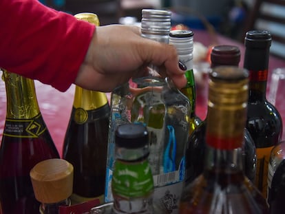 Diferentes botellas de bebidas alcohólicas, en una casa en Ciudad de México.