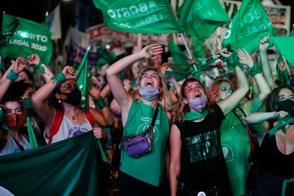 Activistas por el derecho al aborto celebran la aprobación de la ley frente al Congreso en Buenos Aires, Argentina, el pasado 30 de diciembre.