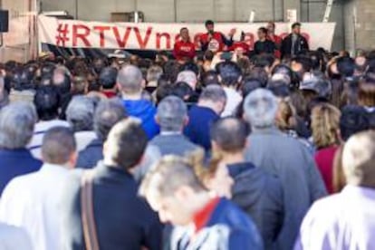 El presidente del Comité de Empresa de Radio y Televisión Valenciana (RTVV), Vicente Mifsud, se dirige a los más de 500 trabajadores de RTVV que se han reunido en las cocheras del centro de producción de programas de Burjassot (Valencia) para decidir si ratifican o no el preacuerdo alcanzado ayer entre el comité de empresa y la dirección para la extinción de la totalidad de los empleos.