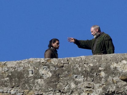 Kit Harington (Jon Nieve) y Liam Cunningham (Lord Davos), durante el rodaje de &#039;Juego de tronos&#039; en San Juan de Gaztelugatxe.