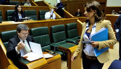 Laura Garrido pasa junto a Juan María Aburto en su escaño