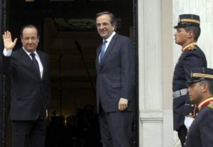 El primer ministro heleno, Antonis Samaras (dcha), recibe hoy al presidente galo François Hollande (izda) en Atenas (Grecia).