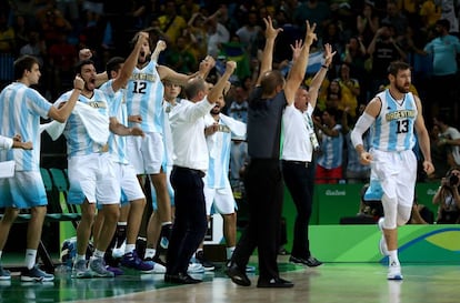 La selección argentina de baloncesto celebra el triunfo ante Brasil.