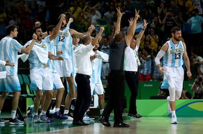 La selecci&oacute;n argentina de baloncesto celebra el triunfo ante Brasil.