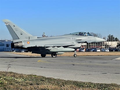 Un caza Eurofighter del Ejército del Aire español en la base aérea a Graf Ignatievo, en Bulgaria, el pasado febrero.