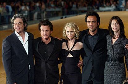 Benicio del Toro, a la izquierda, Sean Penn, Naomi Watts, Alejandro González Iñárritu y Charlotte Gainsborough, ayer en la Mostra de Venecia.