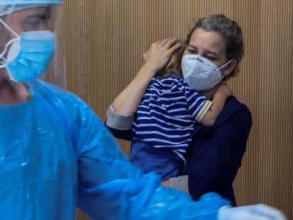 Uma mãe e seu filho esperam para serem atendidos na unidade pediátrica de covid-19 em Palma de Mallorca (Espanha), em outubro de 2020.
