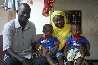 Moustapha Djamil Coly y Nalla Diouf, con sus pequeños en el patio. Él trabaja en una fábrica de productos químicos y ella se encarga de las tareas del hogar.