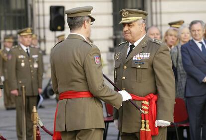 El general Francisco javier Varela Salas, a la derecha, en su toma de posesión como jefe del Ejército de Tierra.