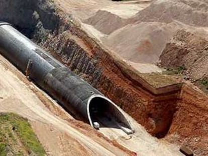Vista aérea del túnel de la Horcajada, entre las localidades de Horcajada de la Torre y Naharros, en la provincia de Cuenca.