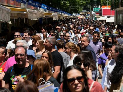 Centenares de personas pasean por la 83 edición de la Feria del Libro, el 1 de junio de 2024.