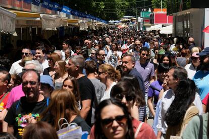 Personas recorren la Feria del Libro en el parque del Retiro, en Madrid, el 1 de junio.