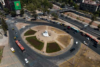 Vista aérea de la plaza Baquedano, en Santiago, con el pedestal de la estatua del general medio pintado de blanco por miembros del equipo de campaña de Kast.