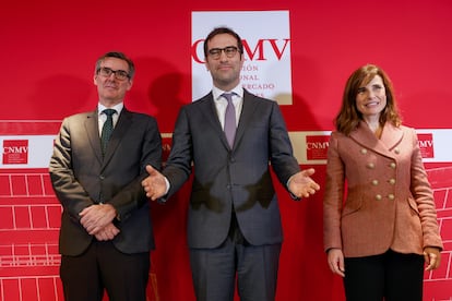 El ministro de Economía, Carlos Cuerpo, en el centro, posa con el presidente y la vicepresidenta de la Comisión Nacional del Mercado de Valores (CNMV), Carlos San Basilio y Paloma Marín.