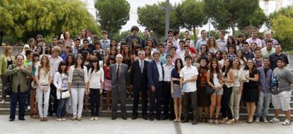 ANDALUCÍA. Los alumnos de los equipos ganadores en Andalucía, del instituto público Fidiana, de Córdoba; del Cerro del Viento, de Arroyo de la Miel (Málaga); y del Colegio Las Artes de Sevilla. Junto a ellos, el consejero andaluz de Educación, Francisco Álvarez de la Chica, el subdirector de EL PAÍS José Manuel Calvo y el delegado del diario en Andalucía, Luis Barbero.