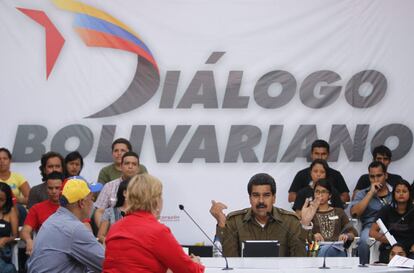  Nicol&aacute;s Maduro participa en una actividad con j&oacute;venes en el centro de Caracas.