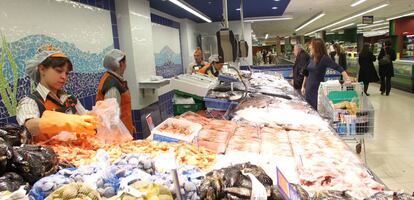 Trabajadores de Mercadona en un supermercado de Madrid.